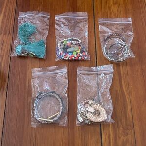 GUANT SET OF JEWLERY, Kitty jewlery bag included!